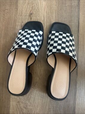 UO Brighton checkered mule size 7 Urban Outfitters slide black white
